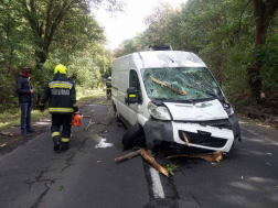 A megrongálódott kisteherautó