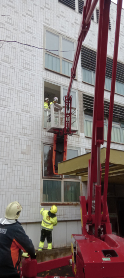 Magasból mentés emelőkosárral