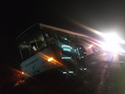 Árokba csúszott egy busz Bárnában 