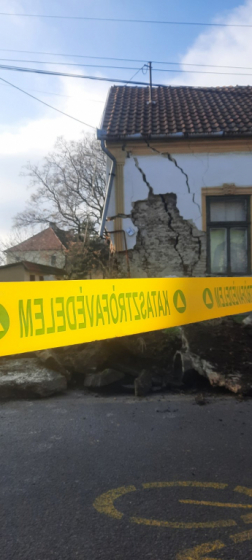 Kordonszalaggal elkerítve