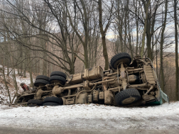 A felborult teherautó