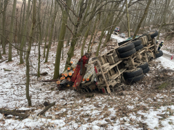 A felborult teherautó