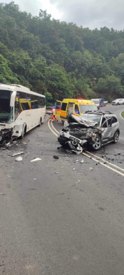 Autóbusz és személyautó ütközött a 2-es főúton