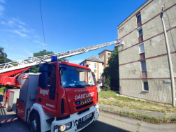 A salgótarjáni hivatásos tűzoltók létraszer segítségével avatkoztak be