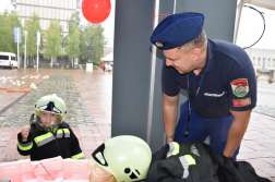 Tűzoltó bevetési védőruhát is felpróbálhattak az érdeklődők