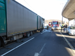 Kigyulladt egy tehergépjármű vontatmányának a kereke a 21-es főúton