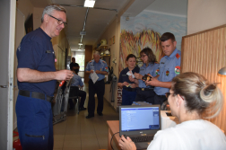 A jelentkezők sorban állnak