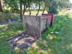 Egy telefonfülkét is megrongált