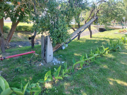 Az egyik kidőlt oszlop