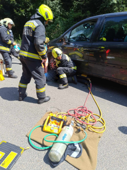 A sérült kiemelése az autó alól