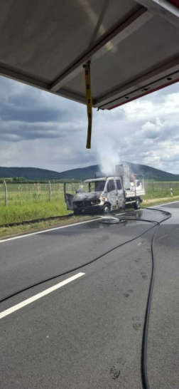 Kigyulladt egy kisteherautó a 21-es főúton