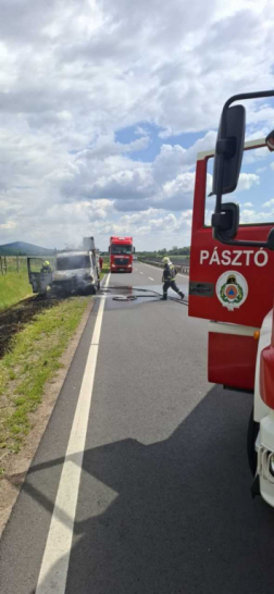 Kigyulladt egy kisteherautó a 21-es főúton