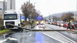 Villanyoszlopnak ütközött egy teherautó Salgótarjánban