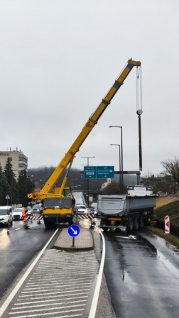 Villanyoszlopnak ütközött egy teherautó Salgótarjánban