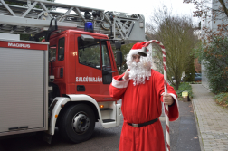 Tűzoltóautón érkezett a Mikulás