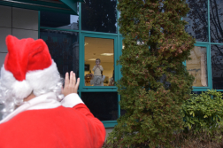 Tűzoltóautón érkezett a Mikulás