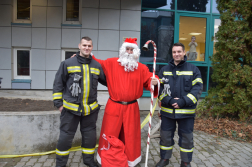 Tűzoltóautón érkezett a Mikulás
