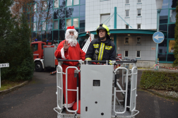 Tűzoltóautón érkezett a Mikulás