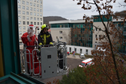 Tűzoltóautón érkezett a Mikulás