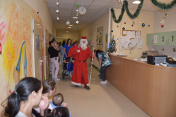 Tűzoltóautón érkezett a Mikulás