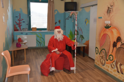 Tűzoltóautón érkezett a Mikulás