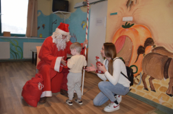 Tűzoltóautón érkezett a Mikulás