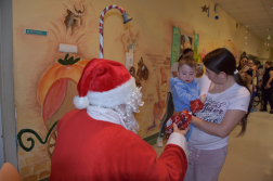 Tűzoltóautón érkezett a Mikulás