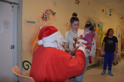 Tűzoltóautón érkezett a Mikulás