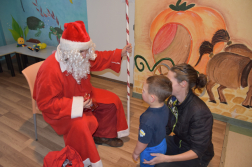 Tűzoltóautón érkezett a Mikulás