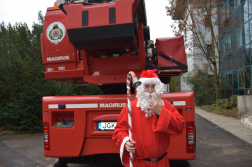 Tűzoltóautón érkezett a Mikulás