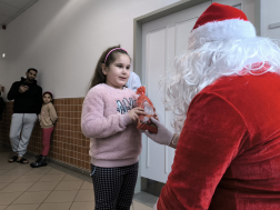 Tűzoltóautón érkezett a Mikulás Balassagyarmatra