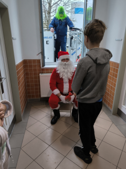 Tűzoltóautón érkezett a Mikulás Balassagyarmatra