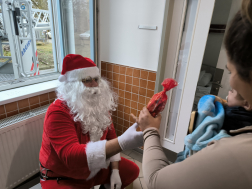 Tűzoltóautón érkezett a Mikulás Balassagyarmatra