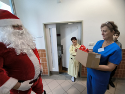 Tűzoltóautón érkezett a Mikulás Balassagyarmatra