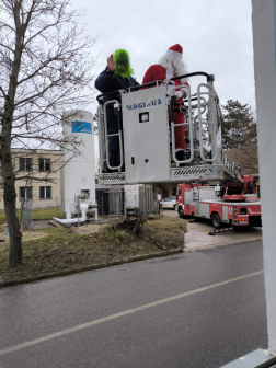 Tűzoltóautón érkezett a Mikulás Balassagyarmatra