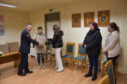 Karácsonyi ajándékcsomagok a tűzoltók segítségével az egyszülős családoknak