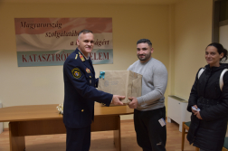 Karácsonyi ajándékcsomagok a tűzoltók segítségével az egyszülős családoknak