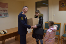 Karácsonyi ajándékcsomagok a tűzoltók segítségével az egyszülős családoknak