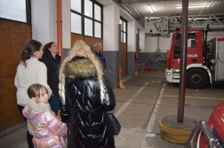 Karácsonyi ajándékcsomagok a tűzoltók segítségével az egyszülős családoknak