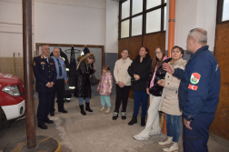 Karácsonyi ajándékcsomagok a tűzoltók segítségével az egyszülős családoknak