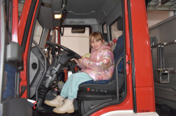 Karácsonyi ajándékcsomagok a tűzoltók segítségével az egyszülős családoknak