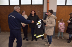 Karácsonyi ajándékcsomagok a tűzoltók segítségével az egyszülős családoknak