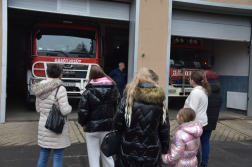 Karácsonyi ajándékcsomagok a tűzoltók segítségével az egyszülős családoknak