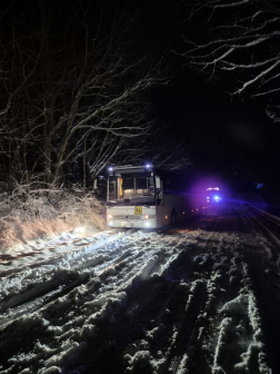 Havas úton elakadt busz mentése Galgagutánál