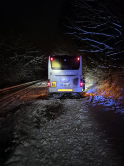 Havas úton elakadt busz mentése Galgagutánál