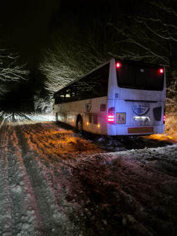 Havas úton elakadt busz mentése Galgagutánál