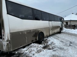 Az árokba csúszott egy autóbusz Tereskén