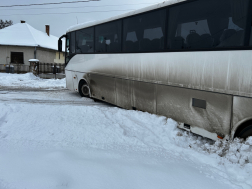 Az árokba csúszott egy autóbusz Tereskén