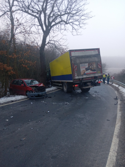 Közúti baleset Erdőkürt és Acsa között