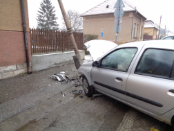 Távközlési oszlopnak ütközött egy személyautó Balassagyarmaton